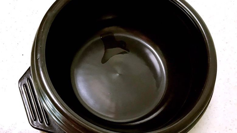 韩式石锅拌饭,把石锅擦干净,里面无水无油