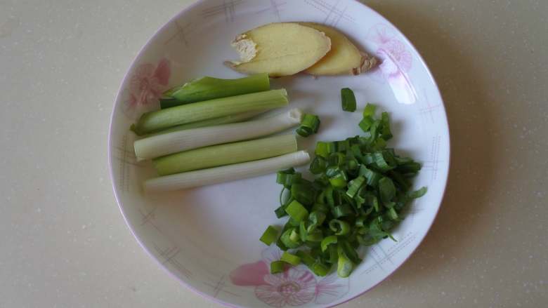 鸡汤挂面,<a style='color:red;display:inline-block;' href='/shicai/ 37'>姜</a>切片，<a style='color:red;display:inline-block;' href='/shicai/ 3232'>香葱</a>葱白切段，葱叶切碎