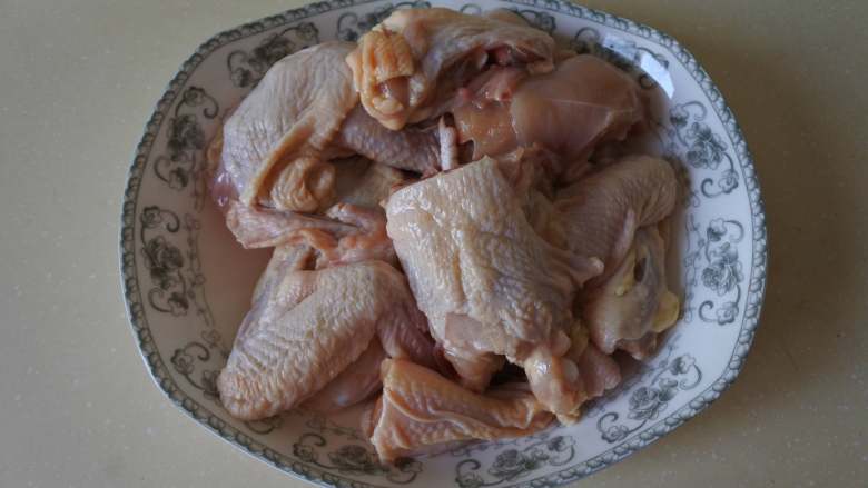 鸡汤挂面,<a style='color:red;display:inline-block;' href='/shicai/ 1043'>三黄鸡</a>斩成大块备用