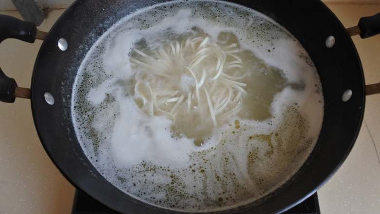 鸡汤挂面,去掉葱姜，把鸡块拣出来。用鸡汤把<a style='color:red;display:inline-block;' href='/shicai/ 537'>挂面</a>煮熟