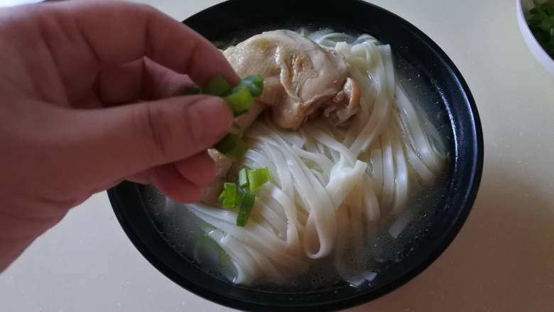 鸡汤挂面,面盛碗里，放上鸡肉。撒香葱碎即可
