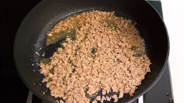 韩式石锅拌饭,煸炒5分钟,加入2克精盐调味即可