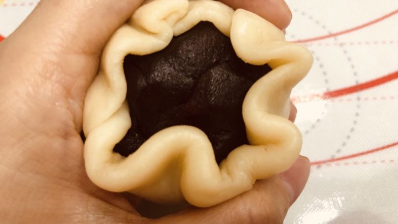酥到掉渣的豆沙蛋黄酥,你要来一个吗?,包起刚才做好的豆沙蛋黄馅,包裹起来向上收口。