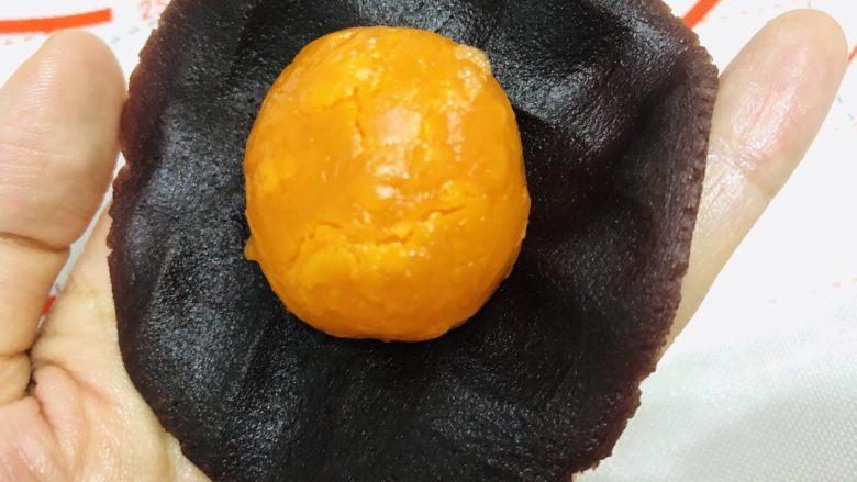 酥到掉渣的豆沙蛋黄酥,你要来一个吗?,豆沙馅压开包住鸭蛋黄。