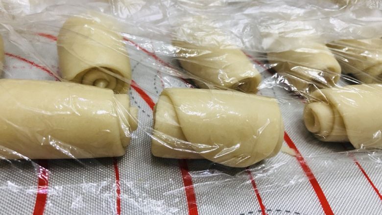酥到掉渣的豆沙蛋黄酥,你要来一个吗?,擀好所有的面团,盖上保鲜膜再次松弛20分钟。