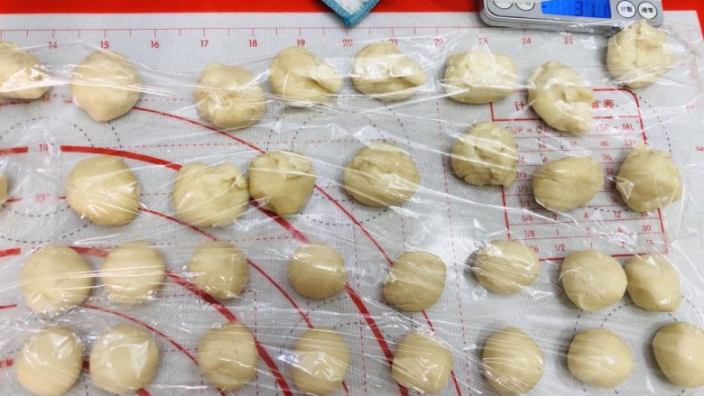 酥到掉渣的豆沙蛋黄酥,你要来一个吗?,油皮油酥平均分成16份,上面油皮下面油酥。