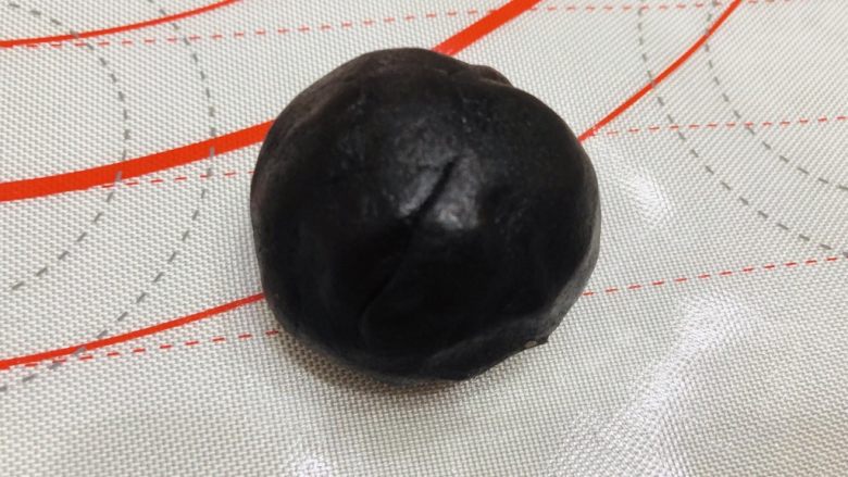 酥到掉渣的豆沙蛋黄酥,你要来一个吗?,包好的豆沙蛋黄馅放一边。