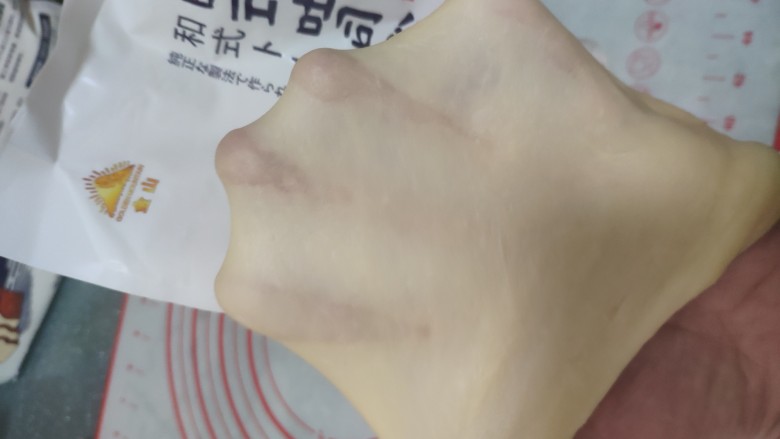 一次发酵手撕吐司面包,低档搅拌至材料成团无干粉,转中档揉至面团光滑有弹性,能拉出稍厚一些的膜