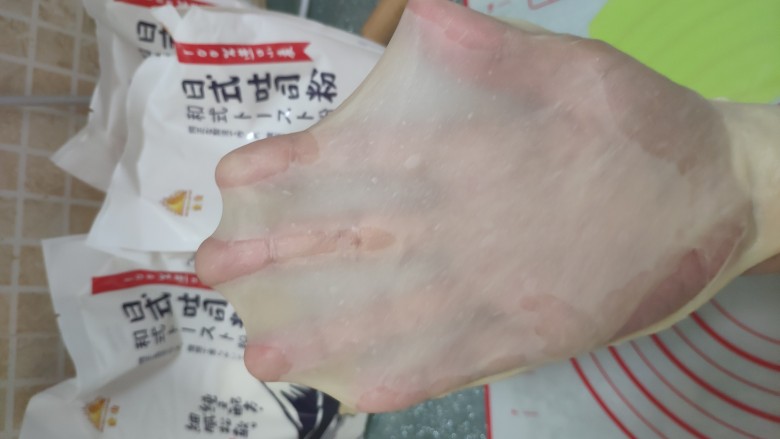 一次发酵手撕吐司面包,先低档揉至黄油完全融合,再高档揉至面团至完全阶段,此时可以抻出结实又透明的薄膜