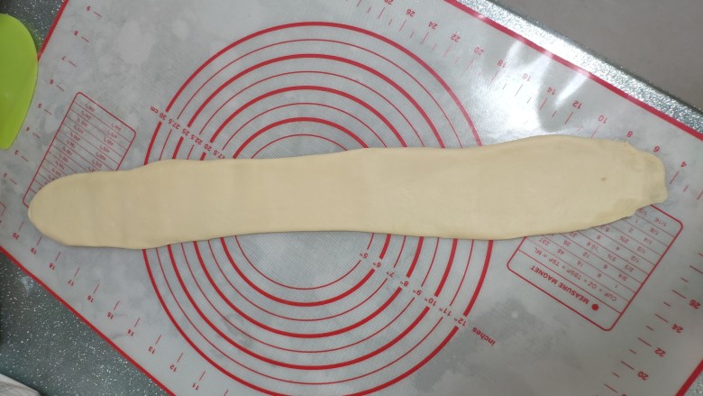 一次发酵手撕吐司面包,第二次擀卷。擀的过程中如果一次无法将其擀很长可以稍微等等再擀下一次,不要硬擀将其擀破,⭐擀50厘米左右