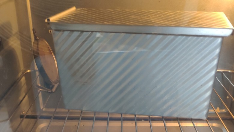 一次发酵手撕吐司面包,烤箱提前预热,一定预热10分钟以上哦,
然后180度45分钟左右(学厨的吐司盒170度25-30分钟就可以)