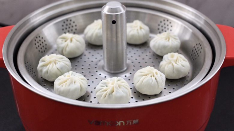 小白菜虾皮素包子,把做好的包子,放入万慕智能升降火锅的提篮里。