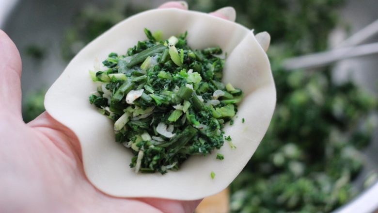 小白菜虾皮素包子,擀好的面皮上,放入适量的馅料。