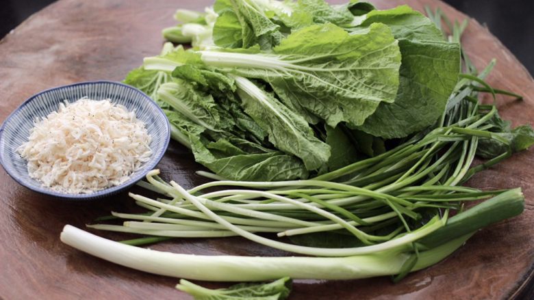 小白菜虾皮素包子,首先备齐所有的食材。