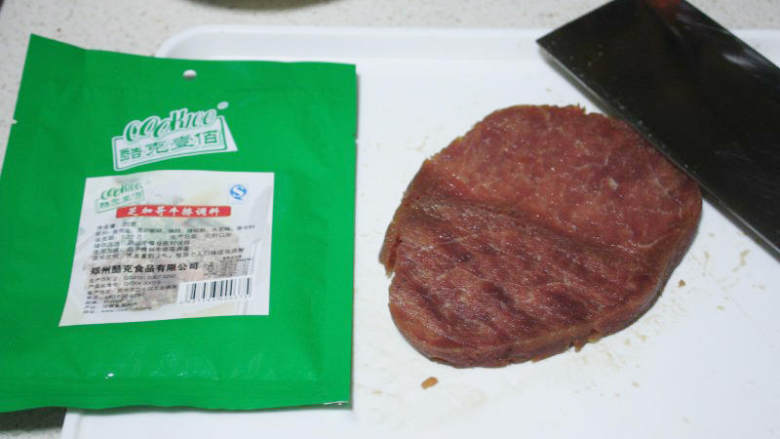 黑椒牛排,牛排解冻,用刀背在牛排两面分别拍几下