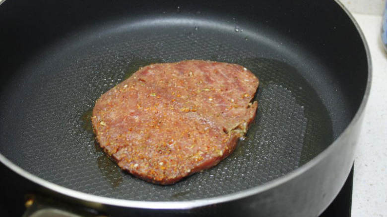 黑椒牛排,热锅倒入少许<a style='color:red;display:inline-block;' href='/shicai/ 851'>橄榄油</a>,中小火放入腌好的牛排。