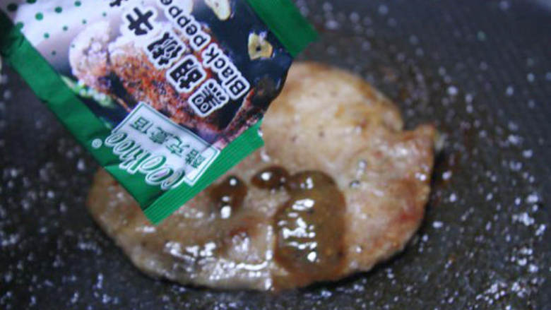 黑椒牛排,最后倒入一袋黑胡椒牛排酱,稍微收汁即可。