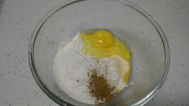 小白菜、玉米面、鸡蛋饼,加入盐。