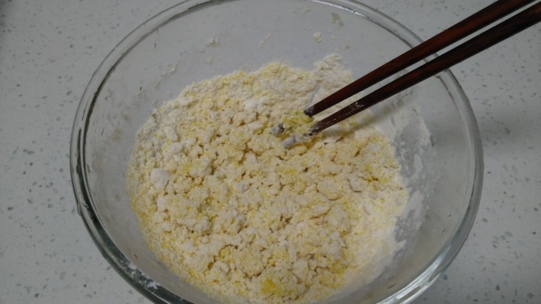 小白菜、玉米面、鸡蛋饼,搅拌均匀。