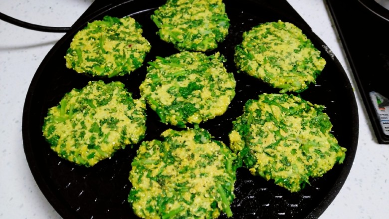 小白菜、玉米面、鸡蛋饼,煎至定型后翻面。