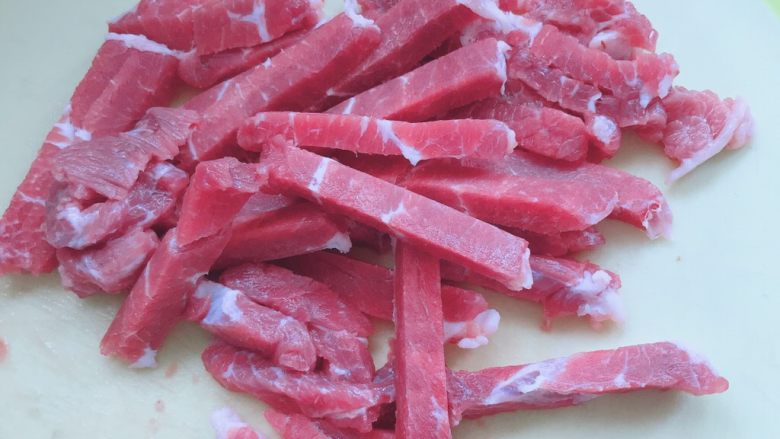 青椒炒牛肉,<a style='color:red;display:inline-block;' href='/shicai/ 216'>牛肉</a>切条