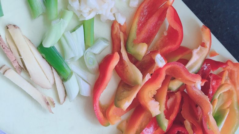 青椒炒牛肉,葱，姜，蒜，<a style='color:red;display:inline-block;' href='/shicai/ 61'>青椒</a>，材料备用