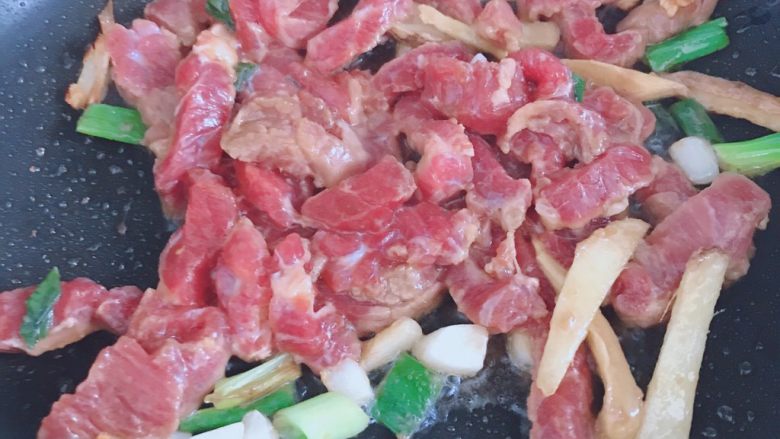 青椒炒牛肉,起锅烧油，油热，下姜丝，葱丝，蒜末炒香➕提前腌制好的牛肉条滑熟，❗❗❗腌制牛肉的汁尽量撇出来待牛肉青椒半熟后➕