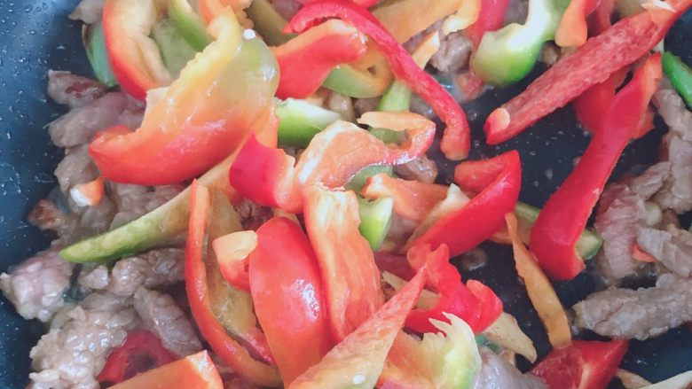 青椒炒牛肉,牛肉外表熟之后➕青椒，一直搅拌，➕料酒和少许盐.<a style='color:red;display:inline-block;' href='/shicai/ 756'>鸡精</a>.耗油.黑白胡椒粉，搅拌，搅拌...