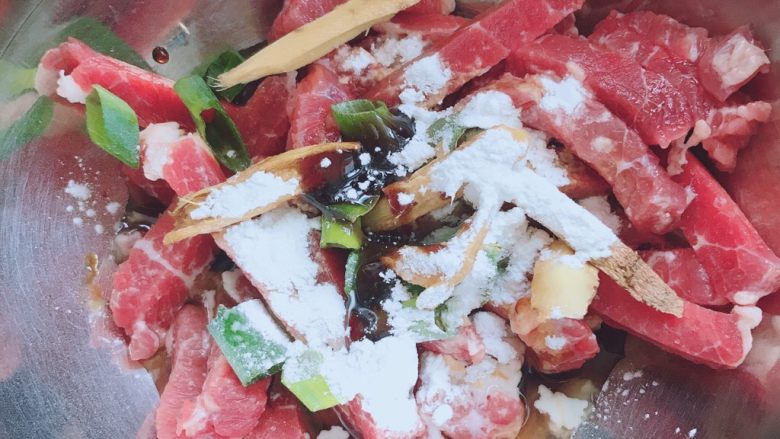 青椒炒牛肉,牛肉切条➕姜丝➕<a style='color:red;display:inline-block;' href='/shicai/ 718'>料酒</a>➕耗油➕酱油➕淀粉少许搅拌均匀，腌制＞10分钟