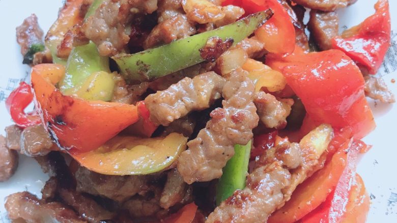 青椒炒牛肉,搅拌.....大约七八分钟牛肉全熟 即可出锅