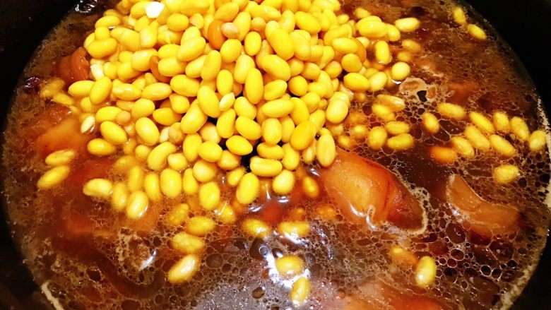 黄豆焖猪蹄,再加入泡发好的黄豆,盖上锅盖继续小火炖30到40分钟