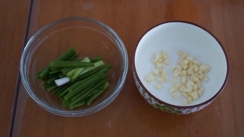 懒人菜谱~零失败超快手的葱油拌面,香葱洗净切成葱段,<a style='color:red;display:inline-block;' href='/shicai/ 2795'>蒜头</a>切碎