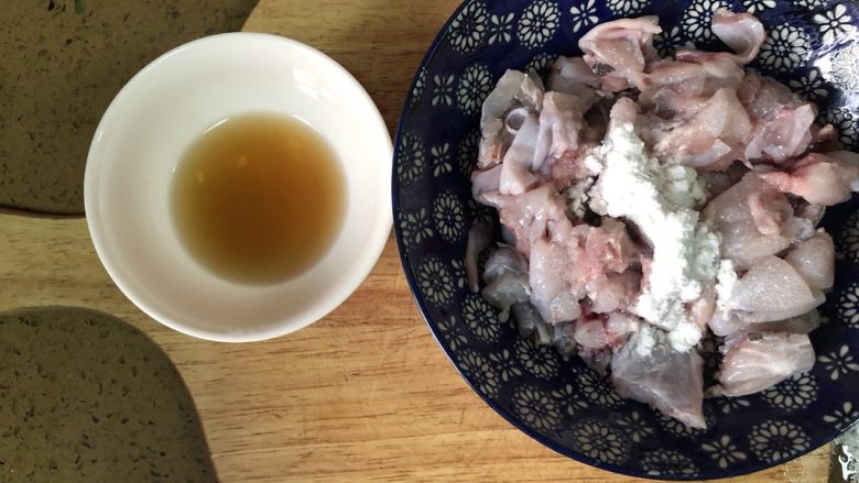泡椒牛蛙,腌制牛蛙,放一点黄酒、淀粉即可,搅拌均匀。