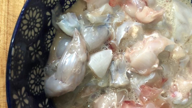 泡椒牛蛙,这个是腌制后的样子,腌好以后可以用手抓一下给肉上劲,腌5-15分钟随意。