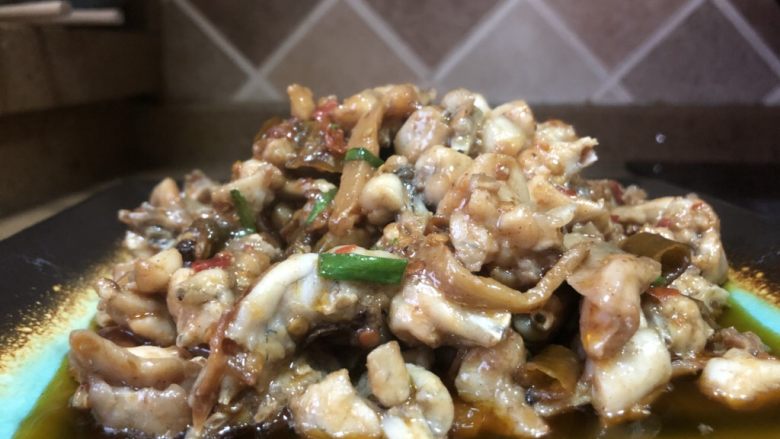 泡椒牛蛙,一盘香辣可口,嫩滑Q弹的泡椒牛蛙出锅啦。配米饭,一定要配米饭,哈哈哈,多吃一碗米饭不要怪我哟。