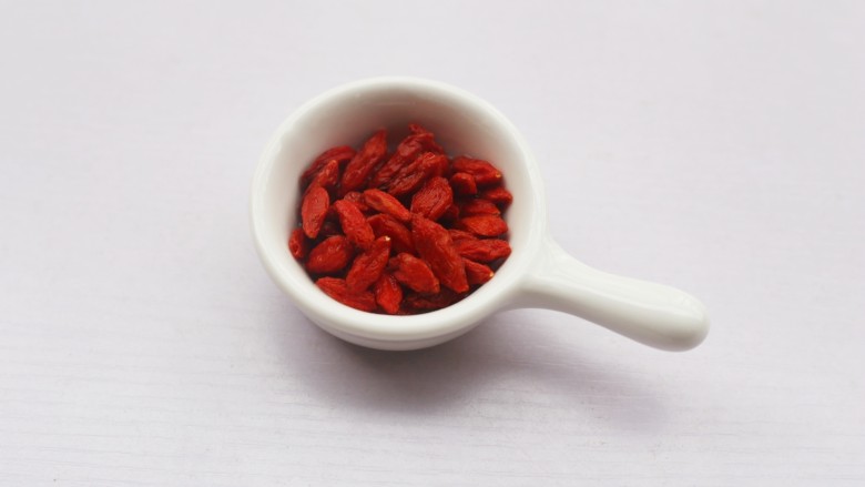 小米山药粥,<a style='color:red;display:inline-block;' href='/shicai/ 673'>枸杞</a>清洗干净。