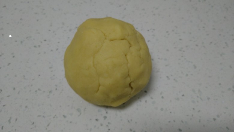 美味苹果派,活成光滑的面团,醒面30分钟。