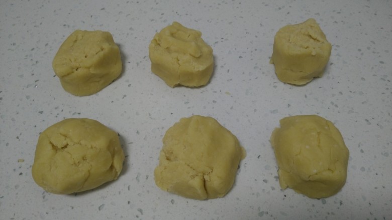 美味苹果派,将醒好的面团平均分成6份。