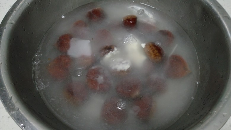 电饼铛烙板栗,加入清水。