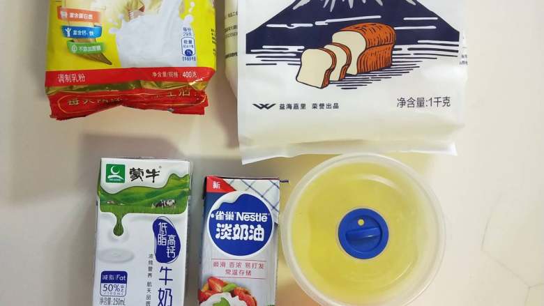 北海道牛奶土司,１材料备齐，<a style='color:red;display:inline-block;' href='/shicai/ 887'><a style='color:red;display:inline-block;' href='/shicai/ 887'>黄油</a></a>软化。
