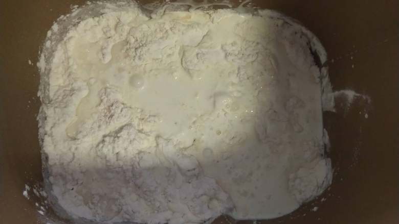 北海道牛奶土司,２、将中种面团的所有材料放入面包机或者厨师机中揉面。
