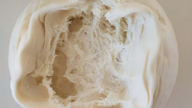 北海道牛奶土司,５、撕开里面是这样的状态。
