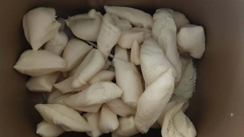 北海道牛奶土司,６、将中种切成小块，与主材料里除黄油和盐外的所有材料放入面包机揉面。
