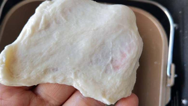 北海道牛奶土司,７、揉到大概成团的时候加入盐继续揉。
