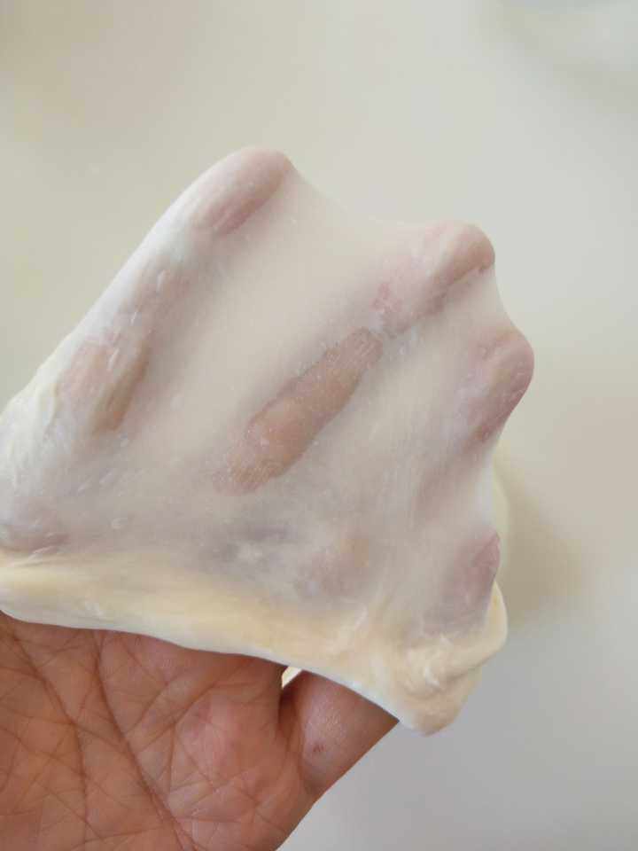 北海道牛奶土司,９、揉到出薄膜为止。
