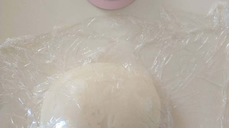 北海道牛奶土司,１０、滚圆盖保鲜膜松弛１０分钟。
