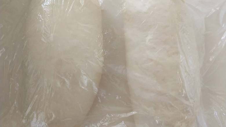 北海道牛奶土司,１２、然后盖保鲜膜，再松弛１０分钟。
。