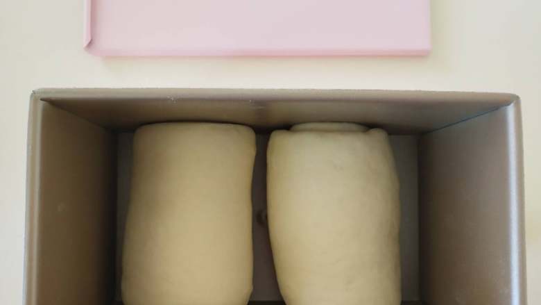 北海道牛奶土司,１５、放入学厨凯蒂土司盒中，收口冲下放置。
