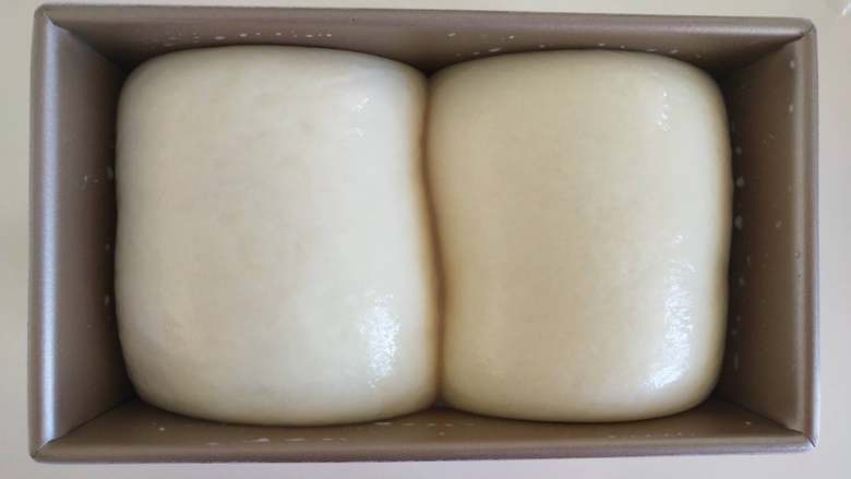 北海道牛奶土司,１７、发酵到土司盒的９分满，表面刷<a style='color:red;display:inline-block;' href='/shicai/ 17'><a style='color:red;display:inline-block;' href='/shicai/ 17'>蛋清</a></a>或者<a style='color:red;display:inline-block;' href='/shicai/ 219'><a style='color:red;display:inline-block;' href='/shicai/ 219'>牛奶</a></a>。
