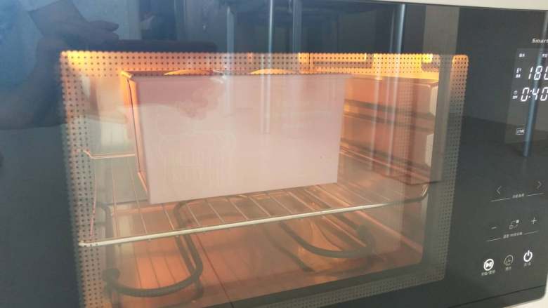 北海道牛奶土司,１８、烤箱下层１８０度烘烤４０分钟，上色及时盖锡纸。